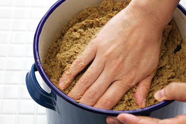 Onderhoud van nukadoko (gezouten rijst zemelen bed voor augurken), Japans traditioneel eten koken — Stockfoto