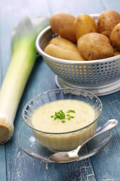 Вишисуаз, холодный картофельный суп — стоковое фото