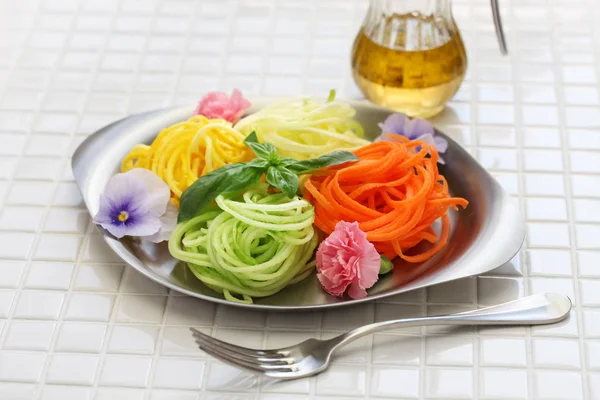 Une alimentation saine nouilles aux légumes salade — Photo