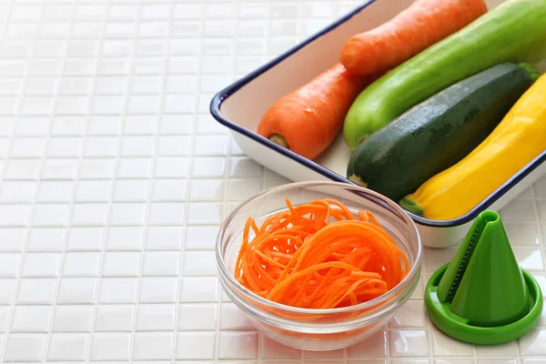 Салат из овощной лапши — стоковое фото