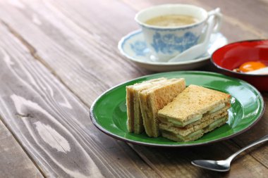 kaya reçel tost ile beyaz kahve