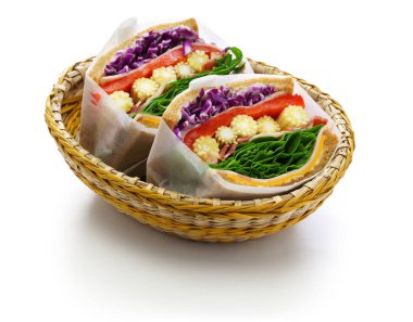 ev yapımı sağlıklı kalın sandviç beyaz arka plan üzerinde izole