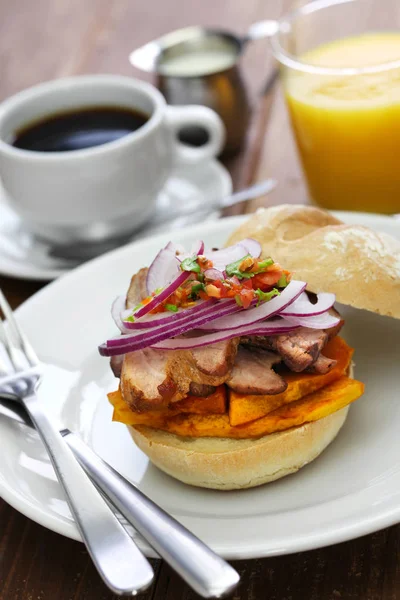 Pan con chicharron, peruánský vepřové sendvič — Stock fotografie