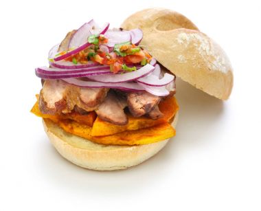 Pan con chicharron, beyaz arka plan üzerinde izole Perulu domuz sandviç