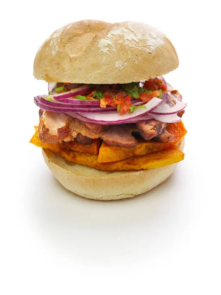 Pan con chicharron, peruviansk svinekød sandwich isoleret på hvid baggrund - Stock-foto