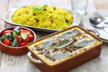 Bobotie ve sarı pirinç, Güney Afrika mutfağı.