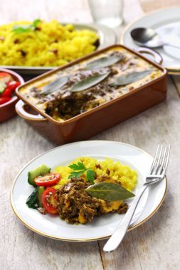 Bobotie ve sarı pirinç, Güney Afrika mutfağı.