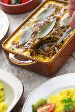 Bobotie ve sarı pirinç, Güney Afrika mutfağı.