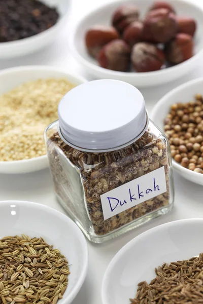 Dukkah casero en un frasco, condimento egipcio — Foto de Stock