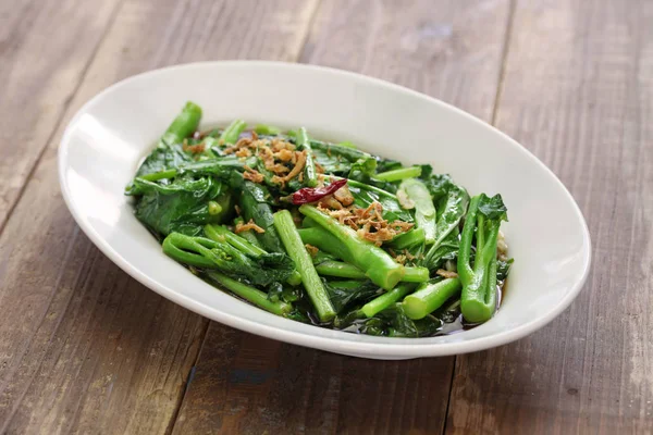 Rozruch smažené čínské kale (Čínská brokolice) s ústřicovou omáčkou — Stock fotografie