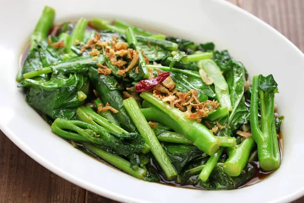 Aduk kale goreng cina (brokoli cina) dengan saus tiram — Stok Foto