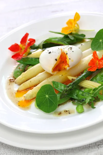 Insalata calda di asparagi bianchi — Foto Stock