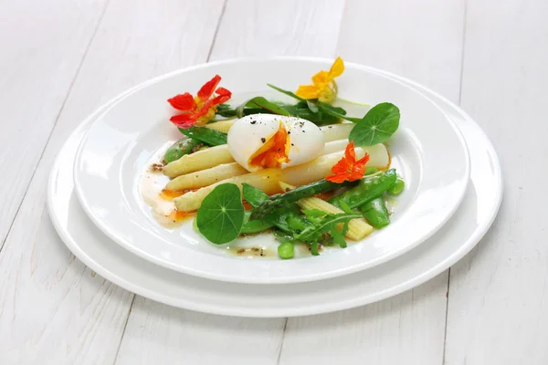 Salade chaude aux asperges blanches — Photo