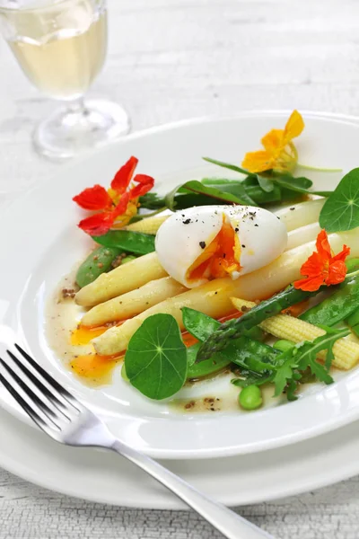 화이트 아스파라거스 따뜻한 샐러드 — 스톡 사진