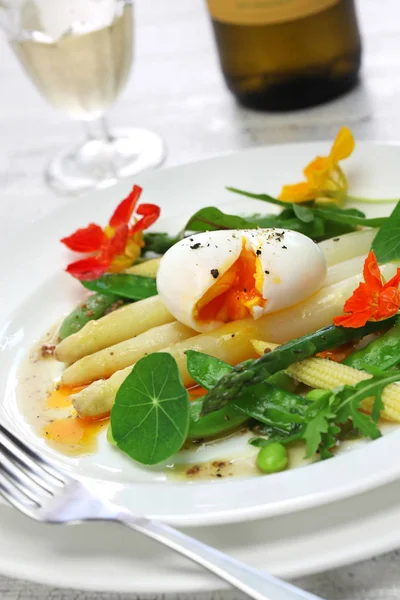 Salat mit weißem Spargel — Stockfoto