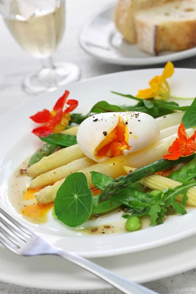 Salada quente de espargos brancos — Fotografia de Stock