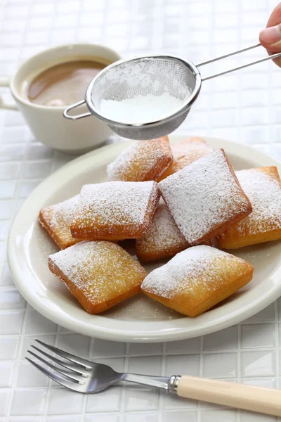 Домашній новий Орлеан бейден пончики, посипати цукровою пудрою з ситом — стокове фото