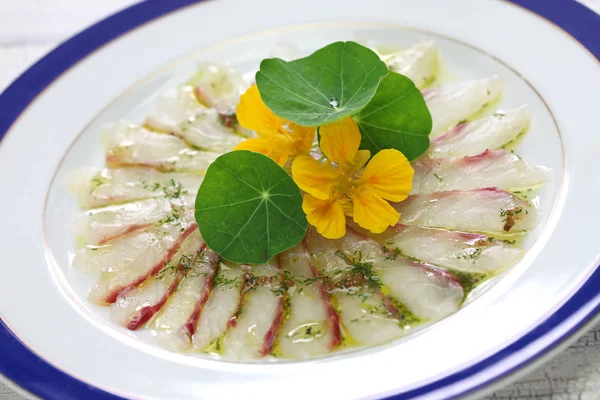 Fisk carpaccio, italiensk maträtt — Stockfoto