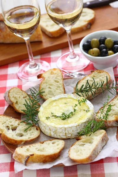 Fondue de queijo camembert cozido no forno — Fotografia de Stock