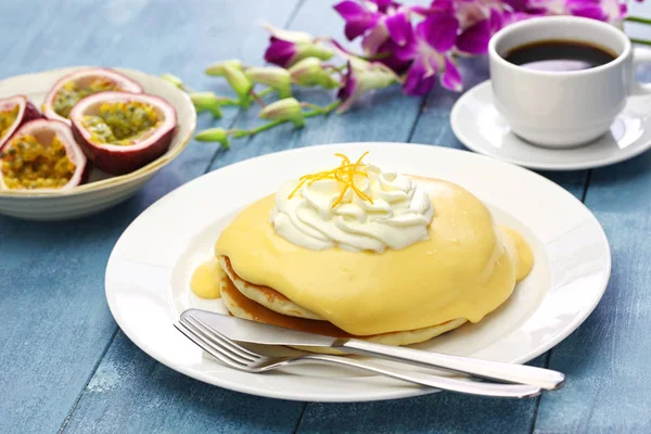 Hawaiian lilikoi passion fruit pancake — Stock Photo, Image