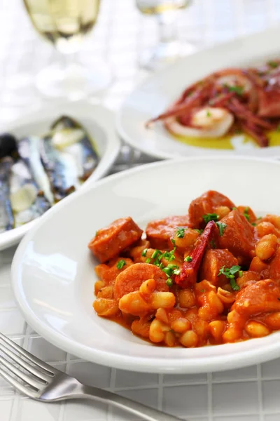 Brasato con chorizo e fagioli bianchi, cibo spagnolo tapas — Foto Stock