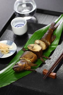 Ayu Karaca ile simmered soya sosu ve şeker, aşkına Japon meze