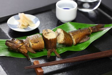 Ayu Karaca ile simmered soya sosu ve şeker, aşkına Japon meze