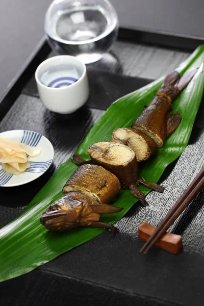 Ayu com ovas cozidas em molho de soja e açúcar, aperitivo japonês por saquê — Fotografia de Stock