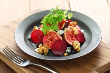 incir, pancar, ceviz ve rokfor peyniri salatası