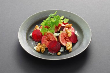 incir, pancar, ceviz ve rokfor peyniri salatası