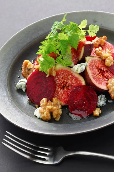 incir, pancar, ceviz ve rokfor peyniri salatası