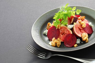 incir, pancar, ceviz ve rokfor peyniri salatası