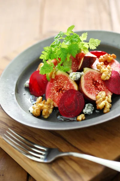 Sallad med fikon, rödbetor, valnötter och roquefortost — Stockfoto