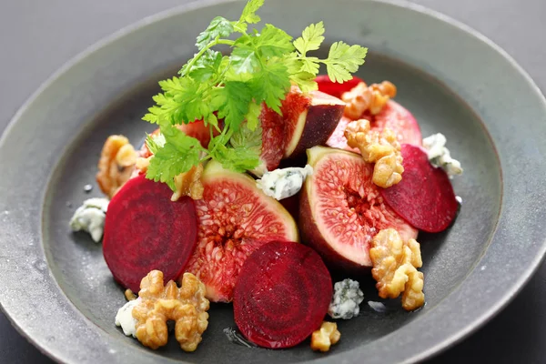 Salada com figos, beterrabas, nozes e queijo roquefort — Fotografia de Stock