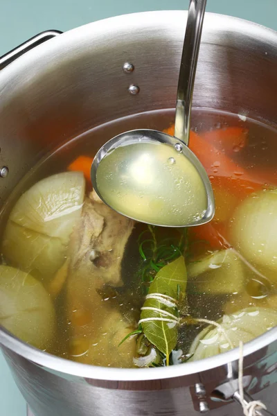 Fazendo caldo de sopa de frango (caldo) em uma panela — Fotografia de Stock