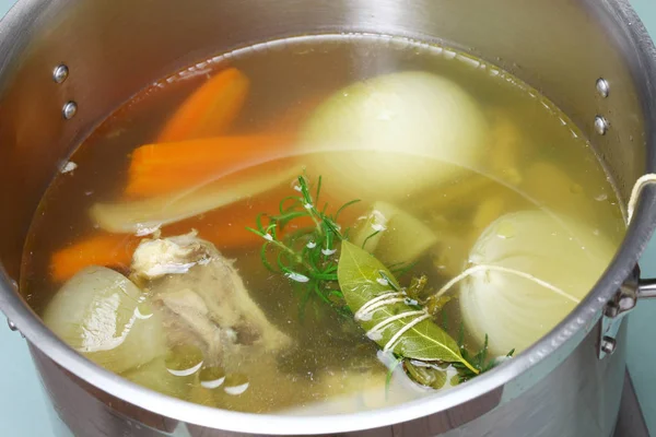 Hacer caldo de sopa de pollo (caldo) en una olla —  Fotos de Stock