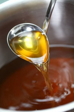 bir tencerede tavuk consomme çorba yapmak