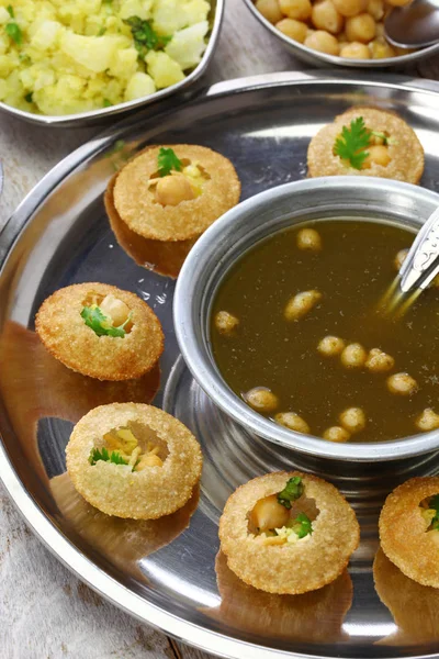 Hausgemachtes Pani Puri, Golgappa, indischer Snack — Stockfoto