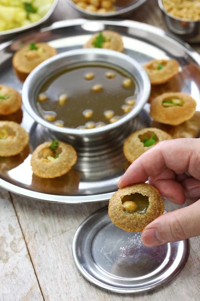 Hausgemachtes Pani Puri, Golgappa, indischer Snack — Stockfoto