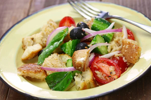 Panzanella, salade de tomates et pain toscan, cuisine italienne — Photo