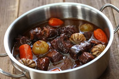 bourguignon Dana, içinde haşlanmış kırmızı şarap sığır eti
