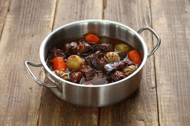 bourguignon Dana, içinde haşlanmış kırmızı şarap sığır eti