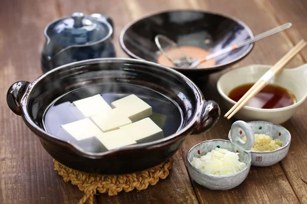 Yudofu, βρασμένο tofu, φασόλια πηγμένο γάλα για τυρί ζεστό γλάστρα, ιαπωνική κουζίνα — Φωτογραφία Αρχείου