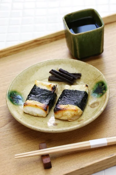 Isobeyaki, ψητά ιαπωνική κέικ ρυζιού τυλιγμένο σε nori — Φωτογραφία Αρχείου