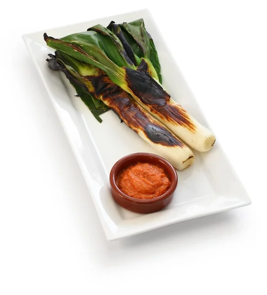 Roasted calcots with romesco sauce for dipping, spanish catalan cuisine — Stock Photo, Image