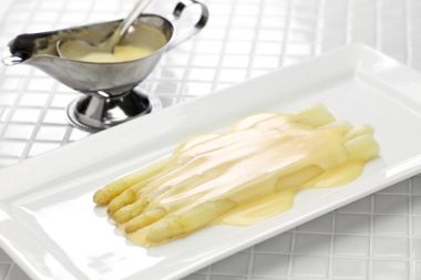 Hollandaise sosu beyaz kuşkonmaz dökülür.