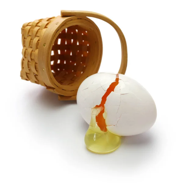 Rozbite Jajko Izolowane Białym Tle — Zdjęcie stockowe