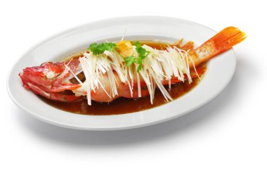 zencefil, scallions ve soya sosu ile kırmızı orfoz Çince buğulanmış