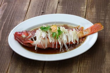 zencefil, scallions ve soya sosu ile kırmızı orfoz Çince buğulanmış