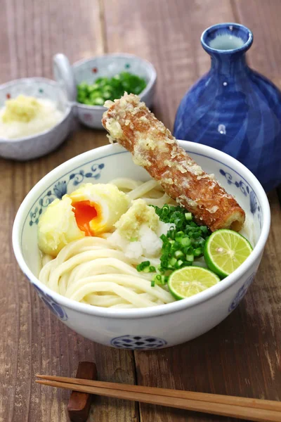 Macarrão Sanuki Udon Frio Japonês Coberturas Com Surimi Tempura Tempura — Fotografia de Stock